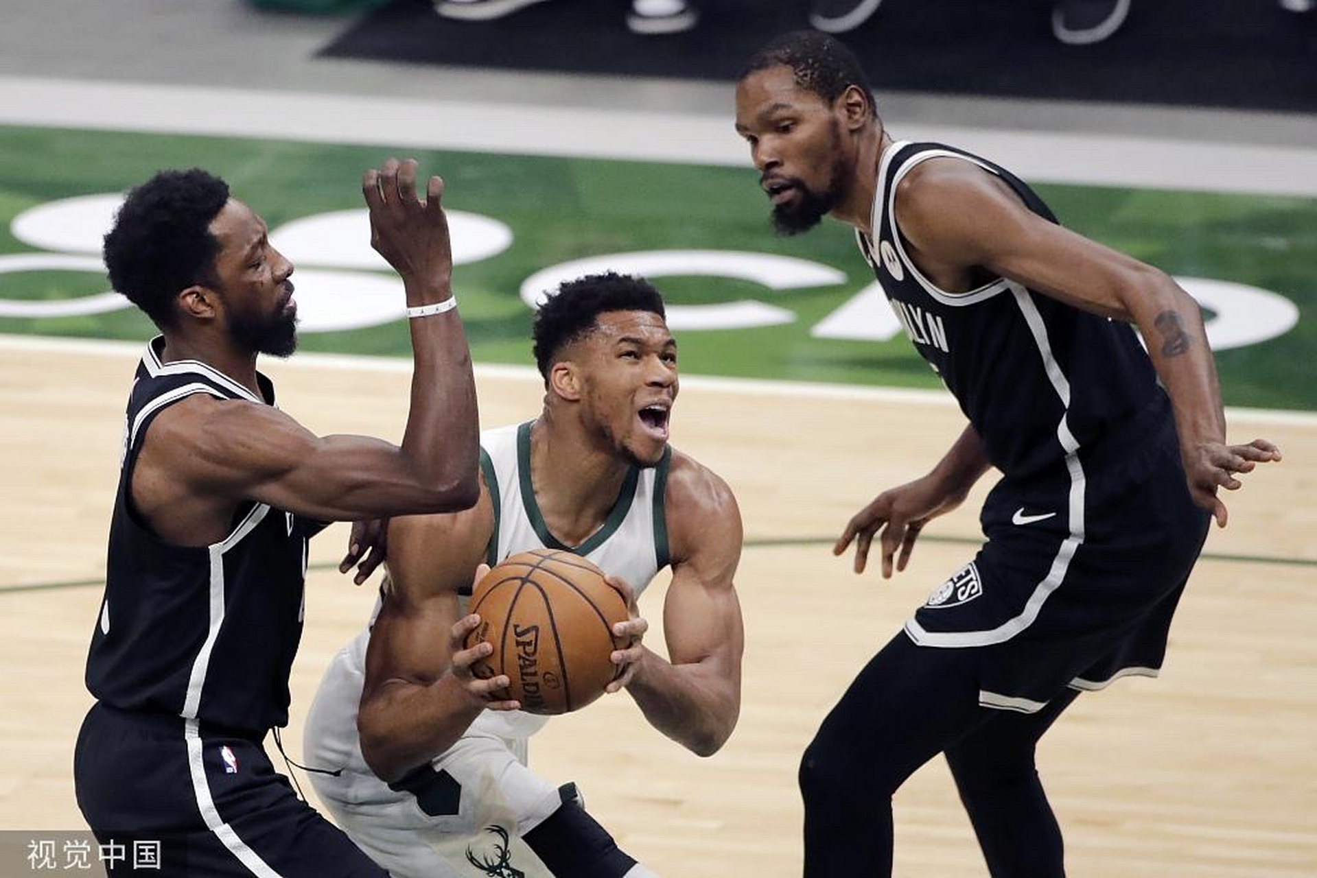 爱游戏游戏平台-密尔沃基雄鹿迎德甲关键赛，关键时刻更衣室发声，管理层满意，身体对抗强度拉满的简单介绍-爱游戏游戏平台